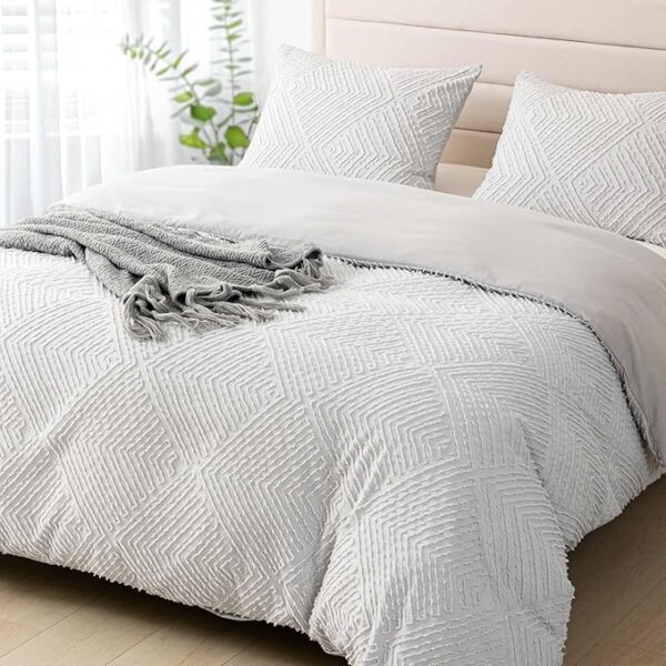 💬 🛏️ Update your bedding game with our Queen Duvet Cover Set! 😍 Breathable & soft, featuring a zipper and grey striped textured design. Includes 3 pieces + 2 pillow shams. Now 66% off